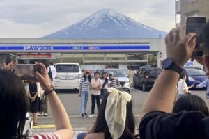 ekran planina fudži turisti