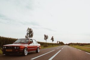 Crveni automobil na putu