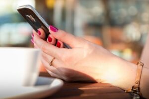 Pametni telefon u rukama