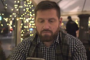 tužan muškarac šalje sms