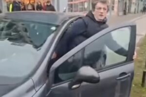 autom na građane protest