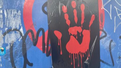 ruke su vam krvave krvava šaka protesti