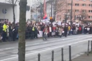 žena na biciklu