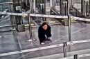 zena puzi aerodrom