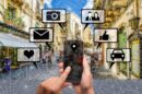 Ilustracija globalne povezanosti preko mobilnog telefona i društvenih mreža