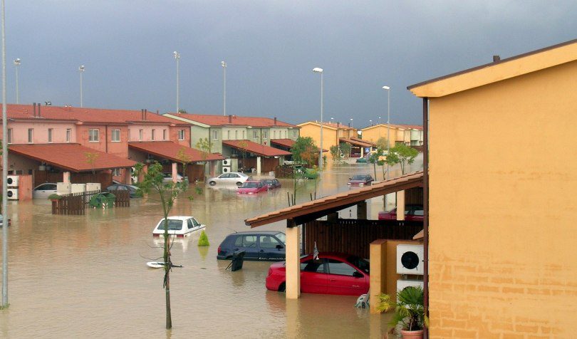 Poplavljena ulica i automobili