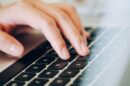 laptop ruke kompjuter programeri