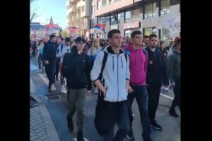 studenti pešačenje