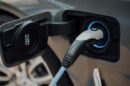 Crno-beli punjač priključen za električni automobil
