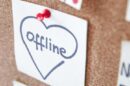 Okačeni papirić na tabli na kojem piše “Offline” u srcu.