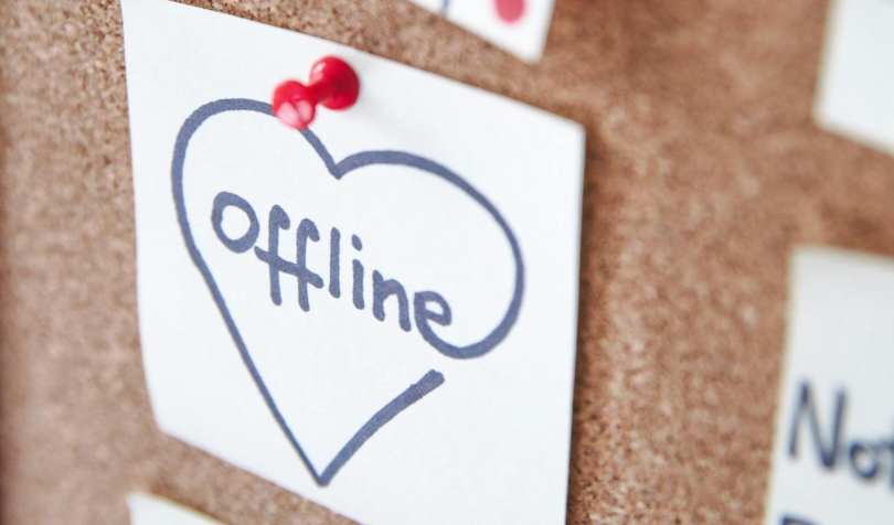 Okačeni papirić na tabli na kojem piše “Offline” u srcu.