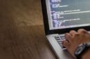 Programer koristi laptop za posao