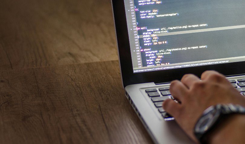 Programer koristi laptop za posao