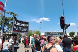 pad nadstrešnice železnička stanica protest prvi maj