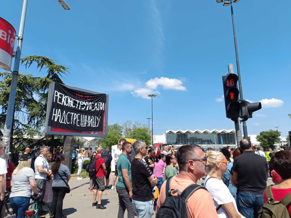 pad nadstrešnice železnička stanica protest prvi maj