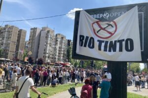 protest prvi maj rio tinto bilbord