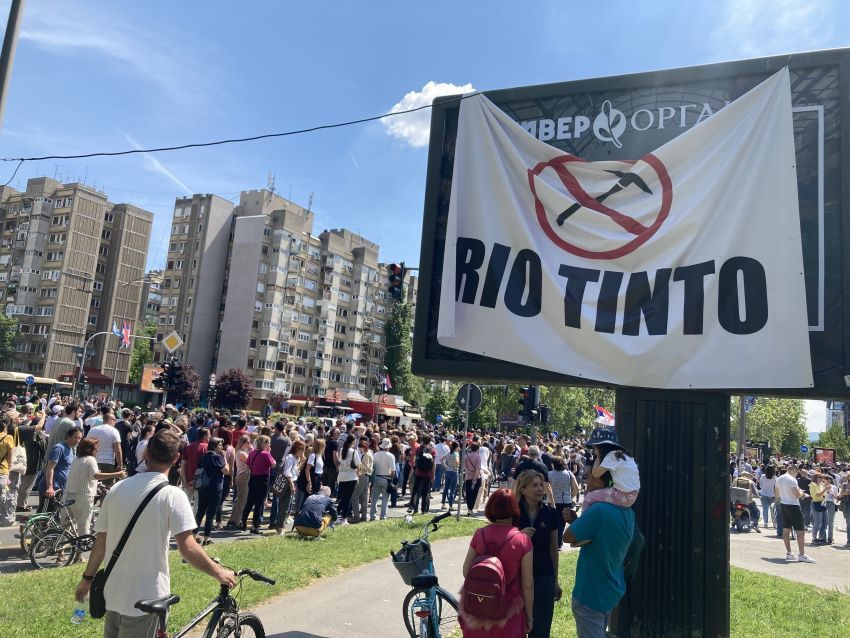 protest prvi maj rio tinto bilbord