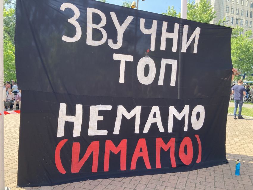 zvučni top protest transparent