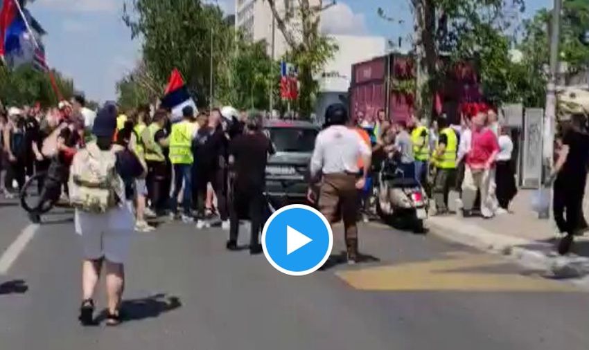 Autom pokušao da prođe kroz kolonu građana na protestnoj šetnji (VIDEO)