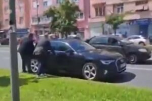 ministar trči ka kolima