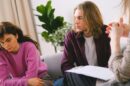 Muškarac i žena rešavaju problem sa upravnicom zgrade