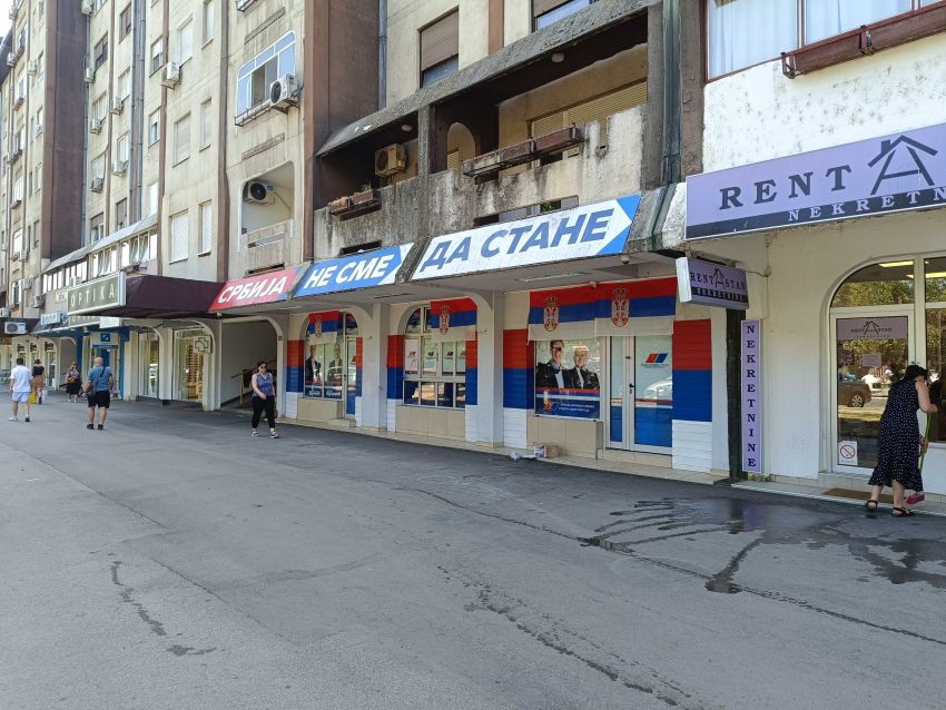 Revnosno uklonjeno SNS smeće, ali ne ono u odelima