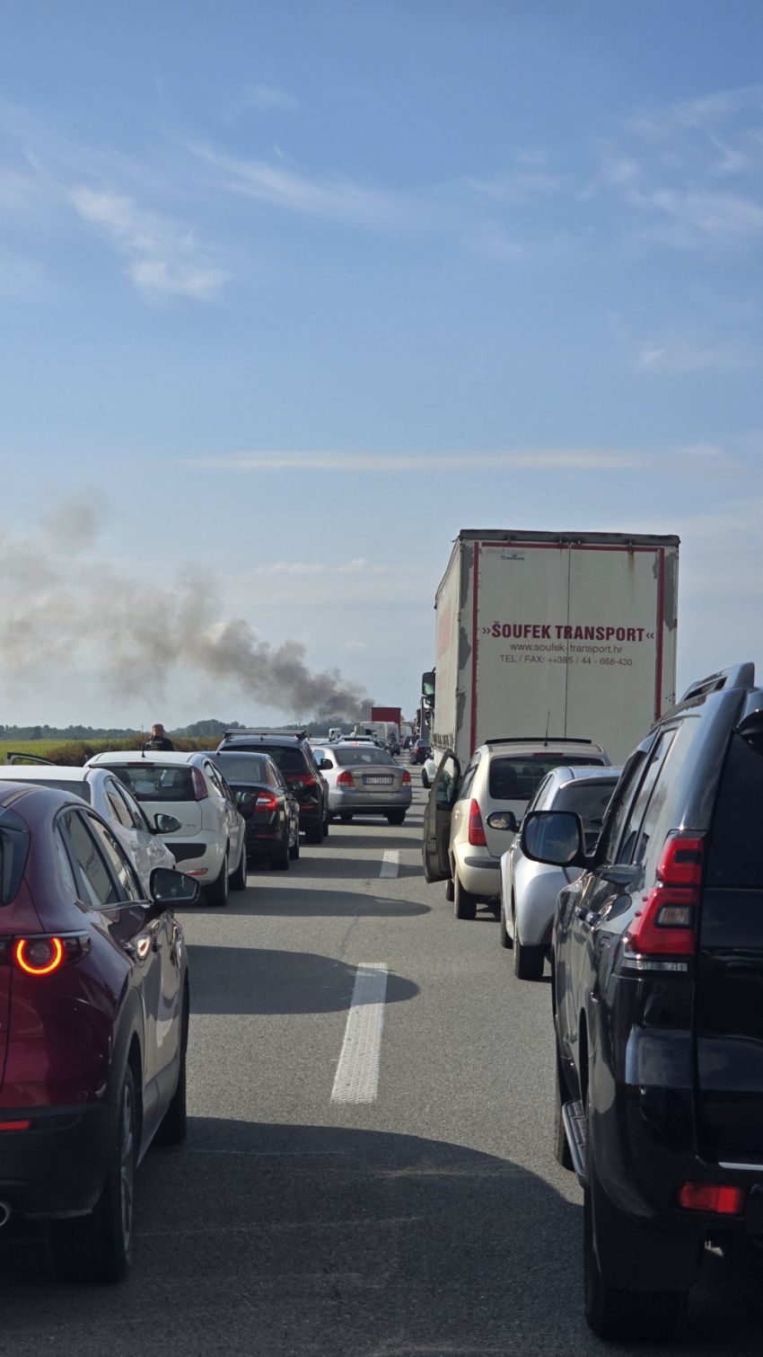 Kolona autoput stara pazova požar dim