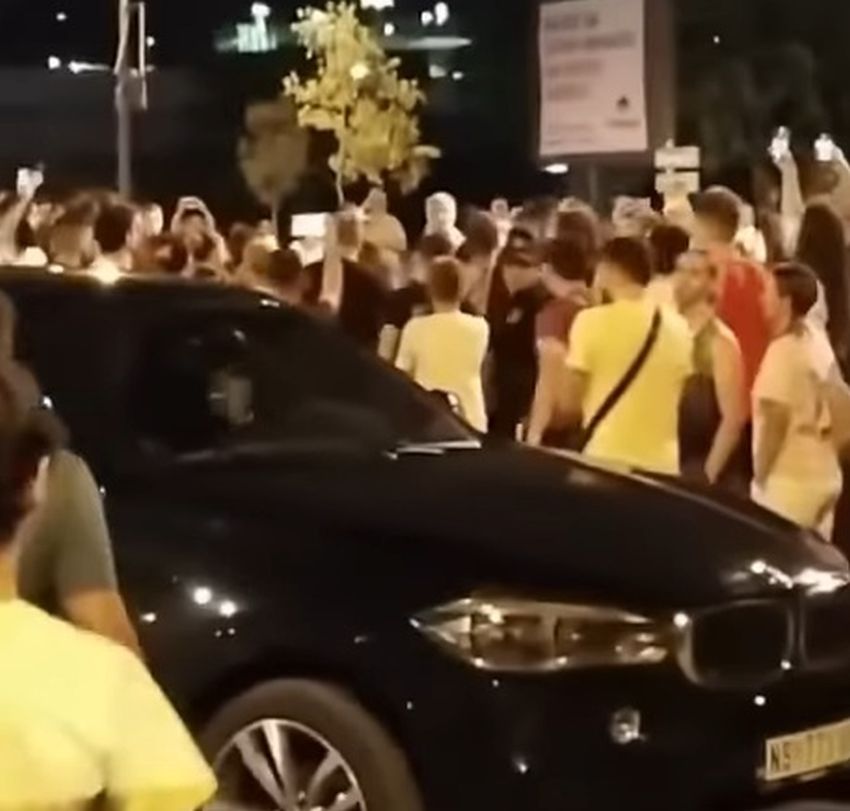 Vozač BMW-a zaleteo se na građane tokom blokade (VIDEO)