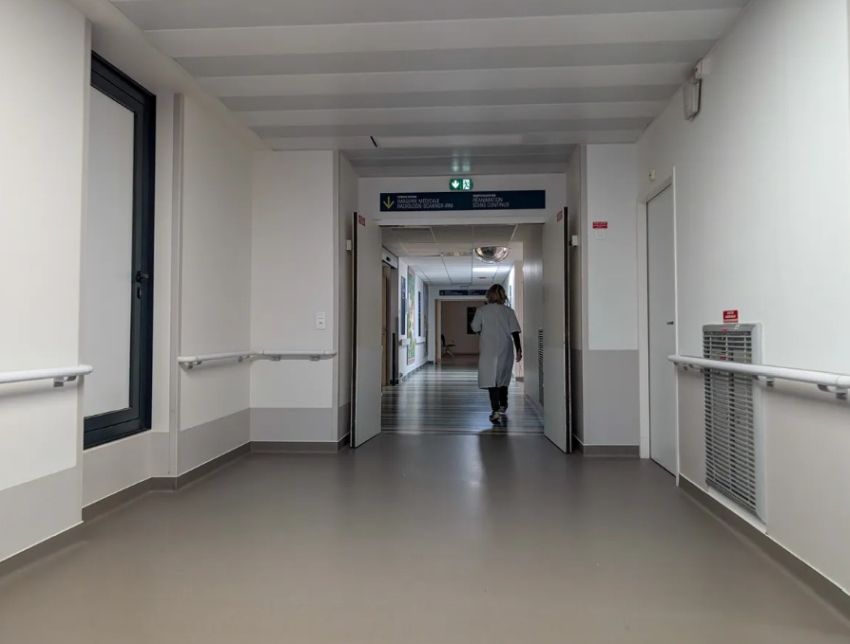 Studenta FTN-a u bolničkoj sobi policija vezala lisicama za krevet