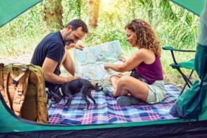 čovek i žena priroda piknik