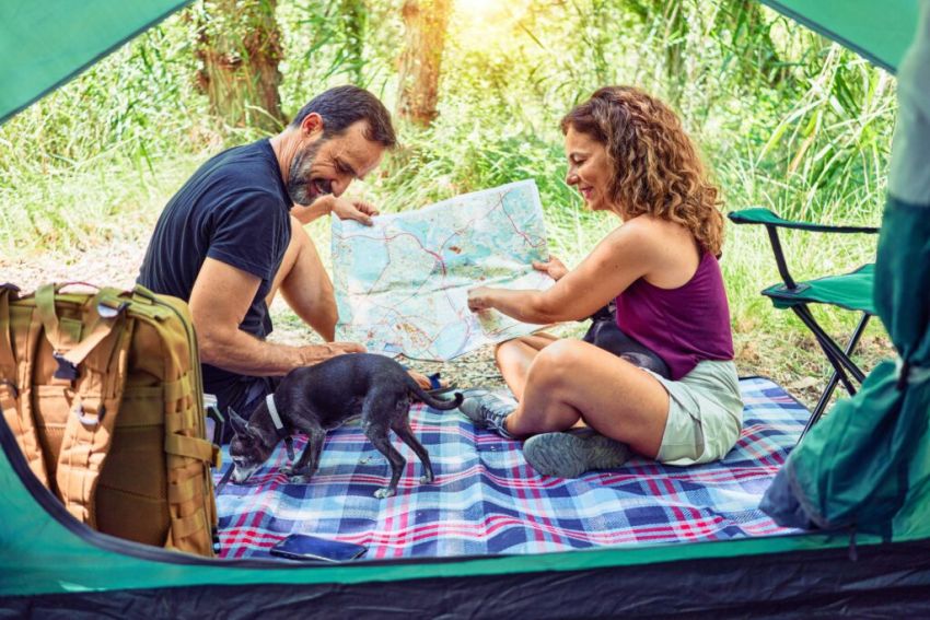 čovek i žena priroda piknik