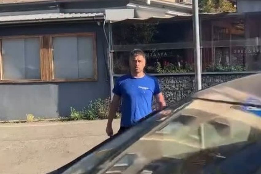 muškarac pretio čekićem