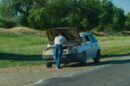Pokvaren automobil pored puta