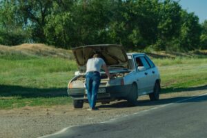 Pokvaren automobil pored puta