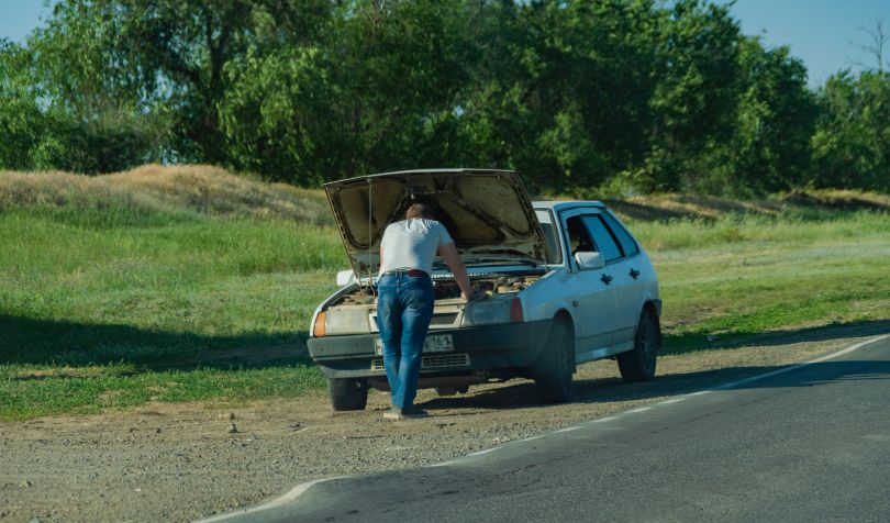 Pokvaren automobil pored puta