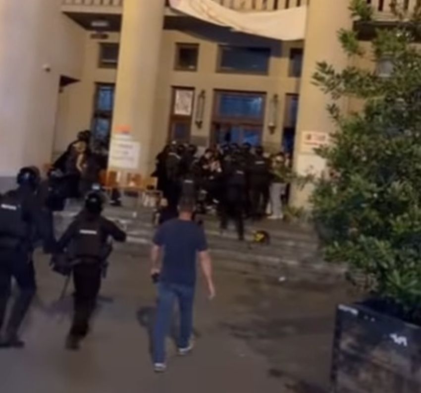Žandarmerija kod Pravnog uhapsila 40 studenata i profesorku Biljanu Stojković