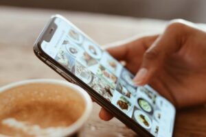 Osoba gleda u telefon