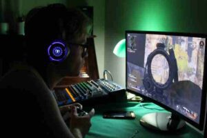 Muškarac igra igricu na kompjuteru