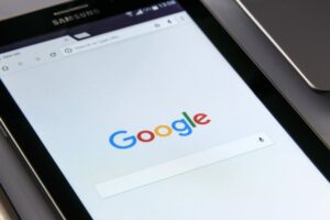Tablet na kojem je otvoren Google pretraživač