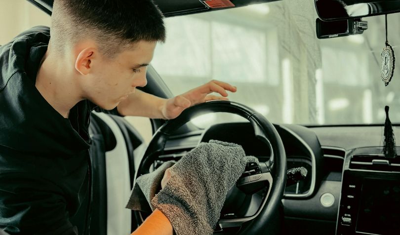 Čovek čisti unutrašnjost automobila