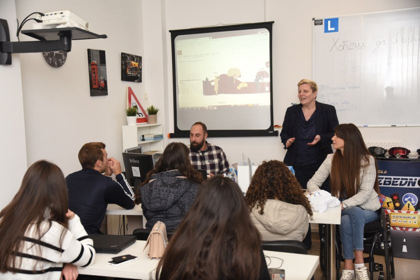 Mladi sa predavačem