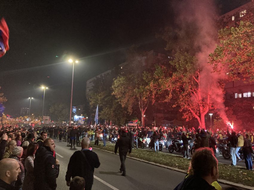 Protestna podpora Dijani Hrki v Novem Sadu in incident z voznikom GSP