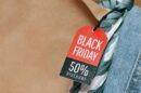 Denim farmerke sa znakom “Black Friday”