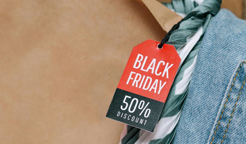 Denim farmerke sa znakom “Black Friday”