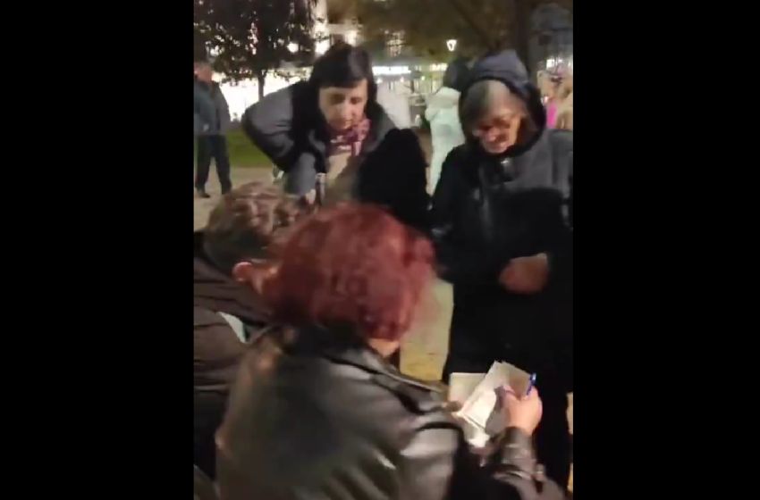 Delitev denarja privržencem SNS posneta v parku Terazije v Beogradu