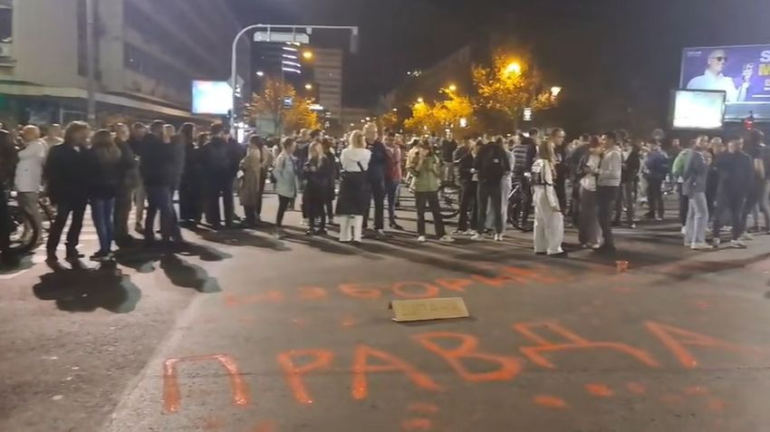 Novi Sad stao uz Dijanu Hrku: Crvene šake za pravdu