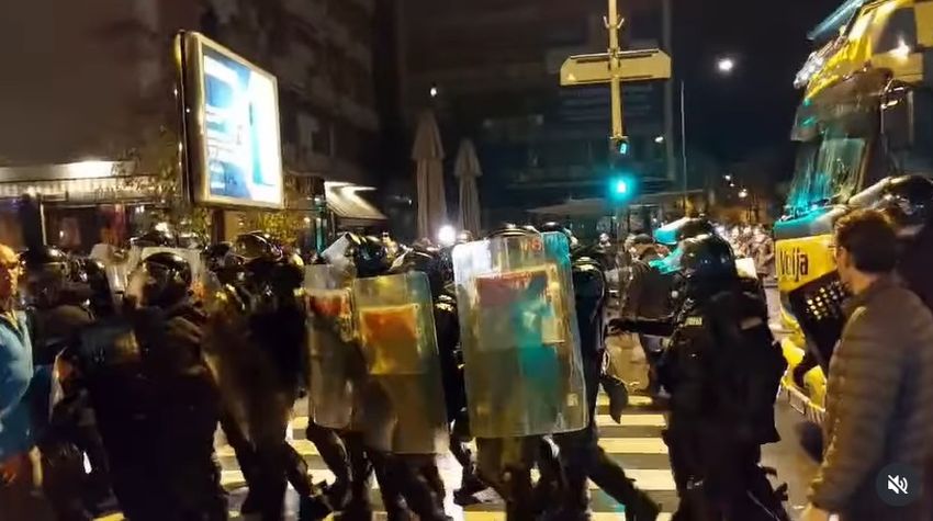 Neredi u Novom Sadu: Žandarmerija čuva šlep-službu, građani prate Jaćimovićev autobus kroz grad