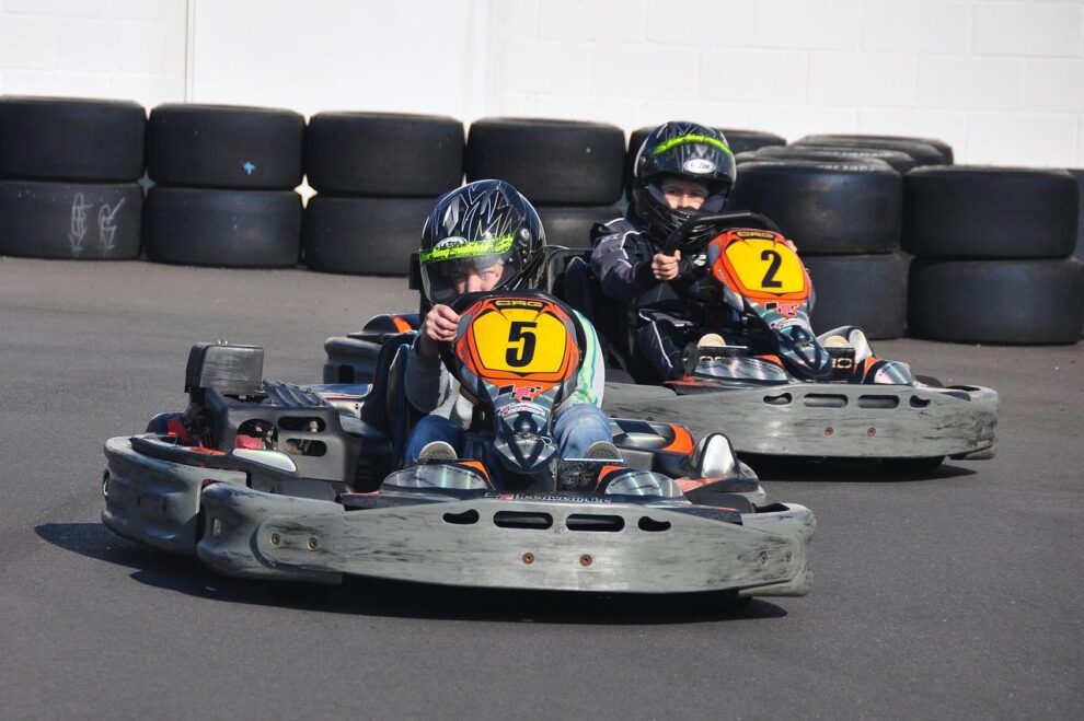 Dva vozača na kartingu.