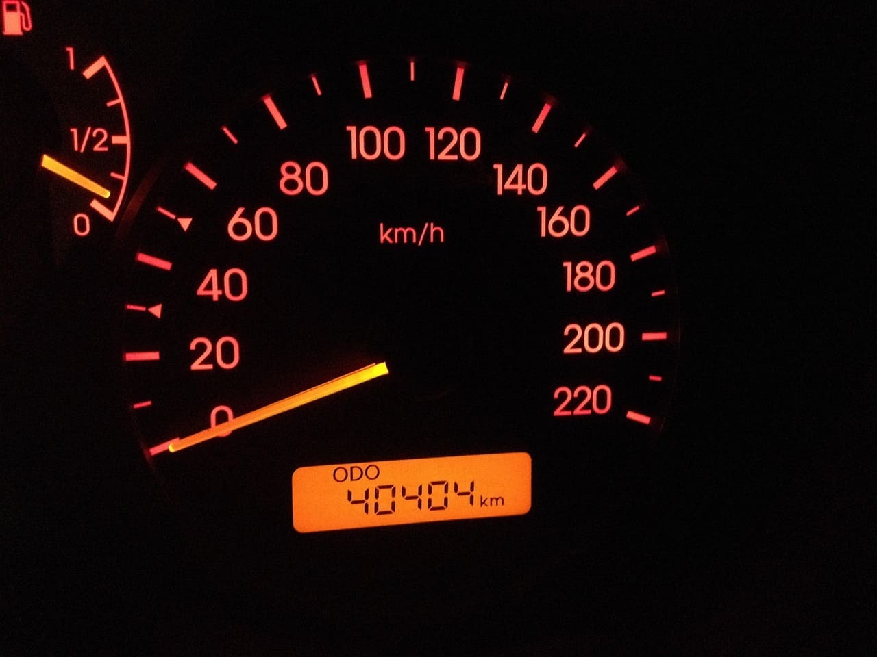 Osvetljen brzinomer automobila sa prikazom kilometraže 40404 km