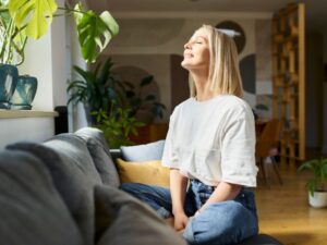 žena meditacija sreća